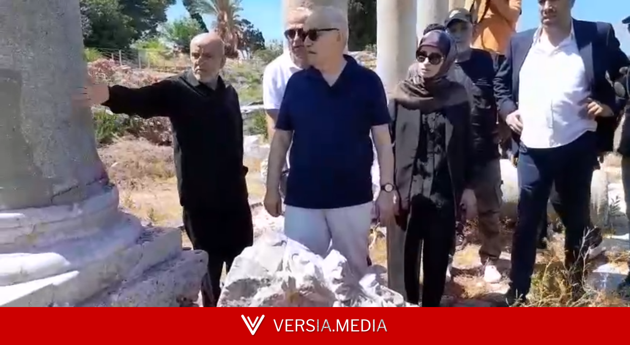 وزير الثقافة اللبناني يتفقد أضرار مواقع صور التاريخية جراء القصف الإسرائيلي