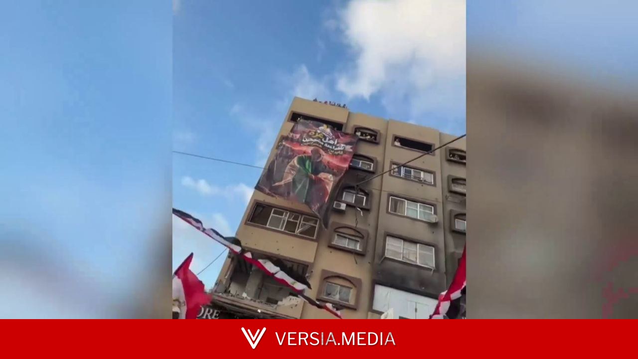 غزة.. رفع صور مدرب منتخب مصر حسام حسن
